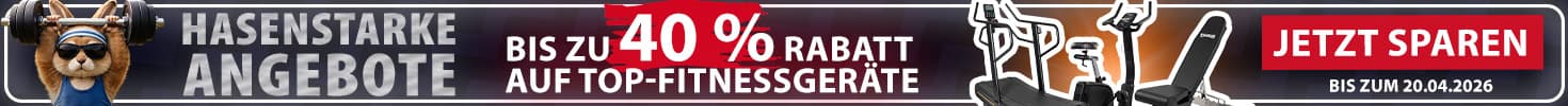 Eine Werbebanner in dunklen Farben. In der Mitte ein als Illustration dargestellter Hase in Fitnesskleidung, der eine Langhantel in die Höhe stemmt. Links der Text „Hasenstarke Angebote. Bis zu 40 % Rabatt auf Top-Fitnessgeräte. Rechts im Hintergrund drei Fitnessgeräte sowie der Text „Jetzt sparen. Bis zum 20.04.2026“.